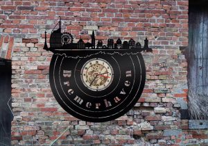 Bremerhaven Stadt Silhouette Wanduhr aus schwarz lackiertem Holz