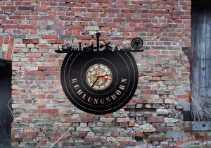 Kühlungsborn Skyline Wanduhr aus schwarz lackiertem Holz