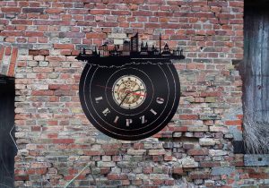 Leipzig Stadt Skyline Wanduhr aus schwarz lackiertem Holz