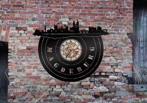 Wanduhr Stadt Skyline aus Holz