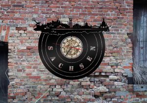 Sachsen Wanduhr Skyline aus schwarz lackiertem Holz