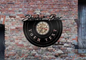 Wanduhr Shisha Tabak Bar aus schwarzlackiertem Holz mit Wunschtex