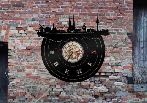 Skyline Bremen Wanduhr aus schwarz lackiertem Holz